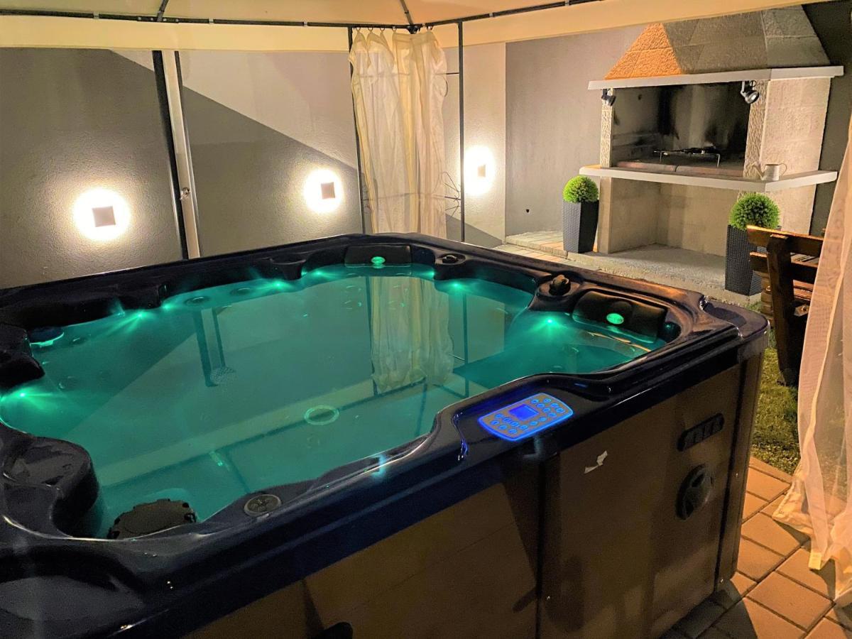 Lux Apartment Sea Shell With Jacuzzi มาคาร์สกา ภายนอก รูปภาพ